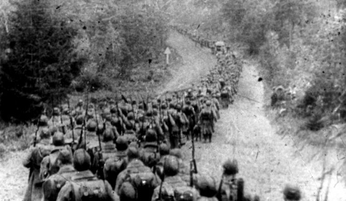 Kolumny piechoty sowieckiej wkraczające do Polski